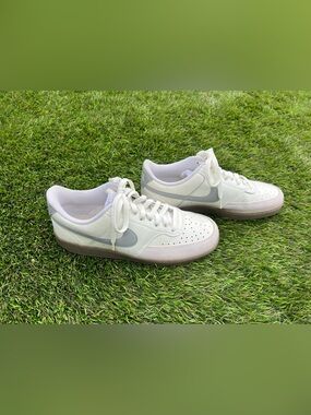 Nike Low-Top Sneakers in White and Light Gray